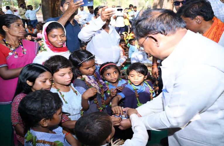 मुख्यमंत्री विष्णु देव साय ने अबूझमाड़ के गारपा में बच्चों और महिलाओं से किया आत्मीय संवाद