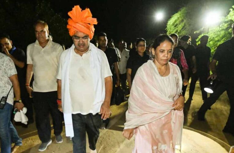 पत्नी संग CM भजनलाल शर्मा ने की गिरिराज महाराज की सप्तकोसीय परिक्रमा