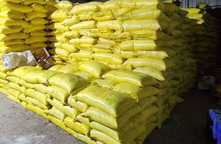 सेवा सहकारी समिति मुनुंद में पर्याप्त मात्रा में रासायनिक खाद उपलब्धता