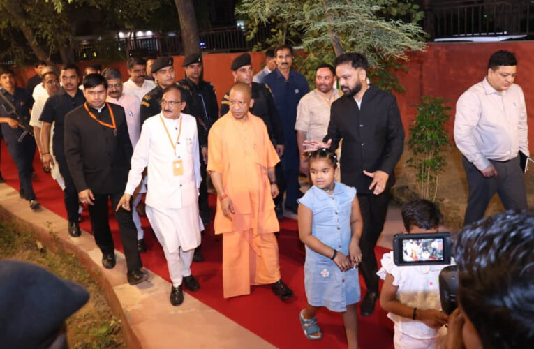 मुरादाबाद में दिखा सीएम योगी का वात्सल्य: दो अनजान बच्चियों के हाथों कराया ‘श्री राम वाटिका’ का लोकार्पण