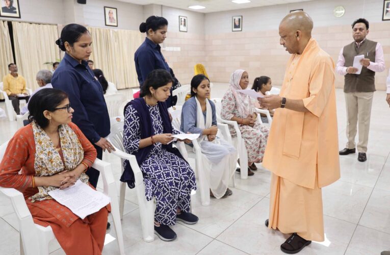 लखनऊ में ‘जनता दर्शन’: सीएम योगी ने सुनीं फरियादियों की समस्याएं