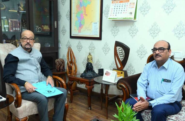 राज्यपाल रमेन डेका से मुख्य सचिव ने सौजन्य भेंट की