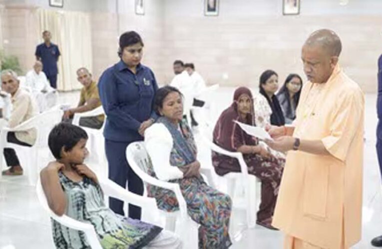 लखनऊ में जनता दर्शन, सीएम योगी ने सुनीं फरियादियों की समस्याएं, दिए सख्त निर्देश