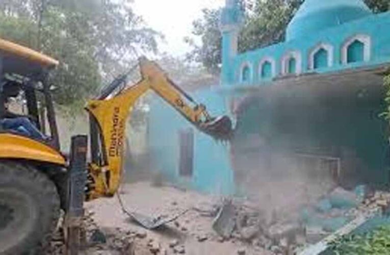 संभल में अवैध निर्माण पर बुलडोजर कार्रवाई, मस्जिद ध्वस्तीकरण शुरू