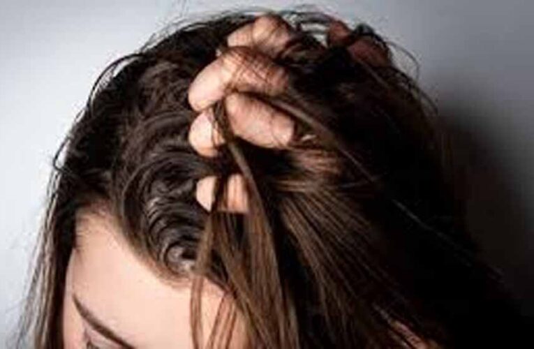 ऑयली बालों से परेशान हैं? जानें कारण और आसान घरेलू उपाय