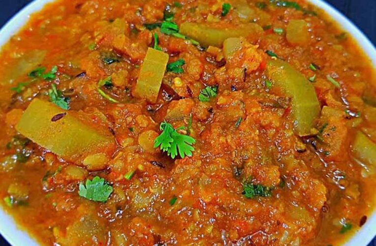 लौकी की चटपटी रेसिपी: बेसन और अमचूर से बनाएं स्वादिष्ट सूखी सब्जी