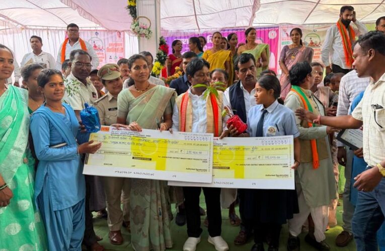 बस्तर की बेटियों ने पेश की सफलता की मिसाल, तेंदूपत्ता संग्राहक परिवारों की रुद्राणी और डालेश्वरी ने बढ़ाई अंचल की शान