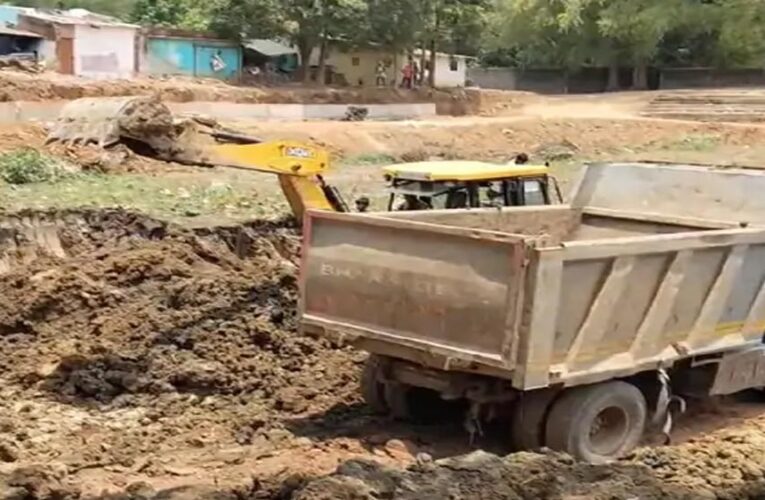 100 साल पुराने पंडरीतराई तालाब का कायाकल्प: 78 लाख की लागत से बढ़ाई जा रही गहराई