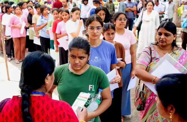 साल में 2-3 बार हो NEET परीक्षा? छात्रों के दबाव कम करने की उठी मांग