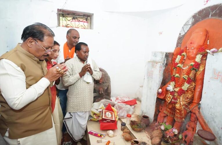 मुख्यमंत्री विष्णुदेव साय ने ऐतिहासिक चतुर्भुज विष्णु मंदिर में की पूजा-अर्चना, प्रदेश की सुख-समृद्धि की कामना