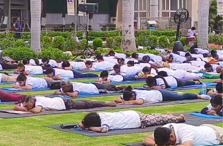 AIIMS में योग दिवस का आयोजन, डॉक्टरों और मरीजों ने मिलकर किया योग