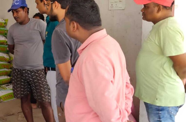 किसान बनकर पहुंचे कृषि अधिकारी, खाद की कालाबाजारी का किया खुलासा