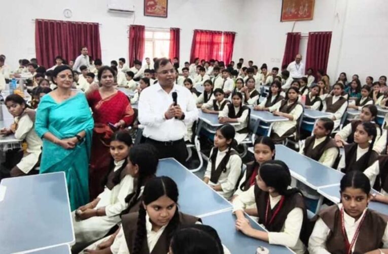 सड़क चौड़ीकरण में घर टूटने पर छात्रा का सवाल, इंदौर कलेक्टर से पूछा- विकास के नाम पर मकान तोड़ना जरूरी है क्या?