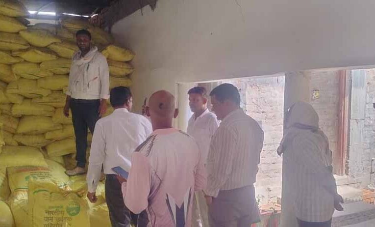 खाद कालाबाजारी पर बड़ा एक्शन, 1500 बोरी जब्त; दो प्रतिष्ठानों के लाइसेंस निलंबित