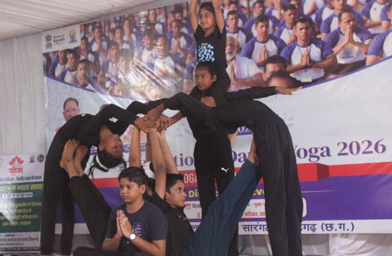 रायपुर : ​छत्तीसगढ़ महतारी और भगवान धनवंतरि की वंदना से सारंगढ़ में योग दिवस का शंखनाद