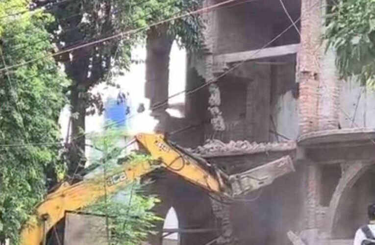 रायपुर के सेंट पॉल स्कूल परिसर में चला बुलडोजर, सामुदायिक भवन की आड़ में चर्च निर्माण का आरोप