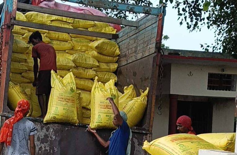 अवैध खाद से भरा मिनी ट्रक पकड़ा गया, पुलिस ने 3 लाख से ज्यादा का माल किया जब्त