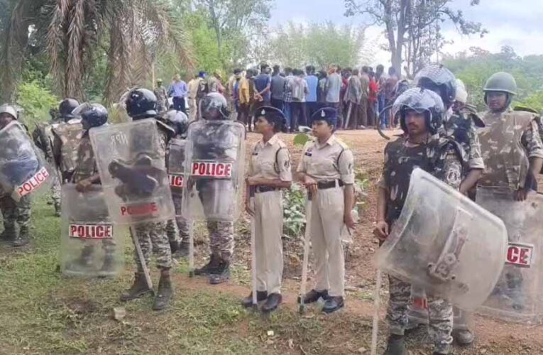 नारायणपुर में धर्मांतरित परिवारों को गांव छोड़ने का फरमान, घरों से बाहर फेंका सामान
