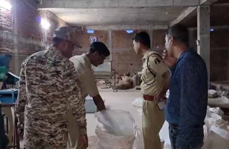 डिटर्जेंट गोदाम की आड़ में बन रहा था गुटखा, किराएदार की तलाश में जुटी पुलिस
