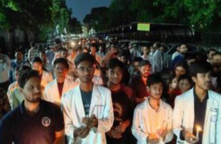 रायपुर में डॉक्टरों का कैंडल मार्च, स्टाइपेंड बढ़ाने और आउटसोर्सिंग के विरोध में प्रदर्शन