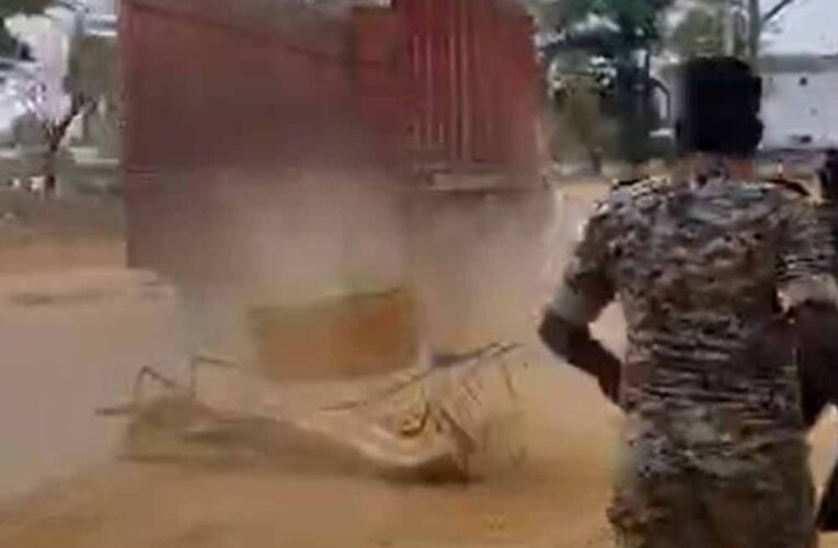 Mohla-Manpur में पुलिस बैरिकेड तोड़कर भागा ट्रक, दर्दनाक हादसे में मासूम की मौत