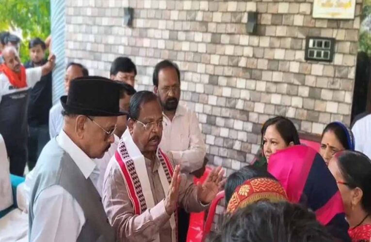नौगई ट्रिपल मर्डर पीड़ितों से मिले विक्रमादित्य, आरोपियों के एनकाउंटर और संपत्ति कुर्की की मांग