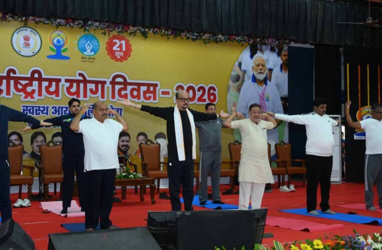 योग को जीवनशैली में शामिल करें, स्वस्थ और संतुलित जीवन की ओर बढ़ें: राज्यपाल रमन डेका