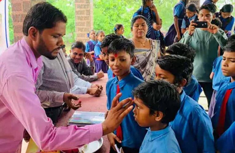 नए शैक्षणिक सत्र की शुरुआत पर स्कूलों में उत्साह, विद्यार्थियों का तिलक लगाकर स्वागत