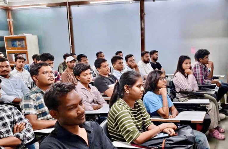 CM साय ने UPSC प्रीलिम्स में सफल ट्राइबल यूथ हॉस्टल के विद्यार्थियों से की मुलाकात, बढ़ाया हौसला