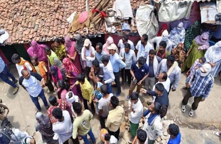 धमतरी में 50 से ज्यादा अवैध घरों को नोटिस, भड़के ग्रामीणों ने राजस्व टीम को घेरा