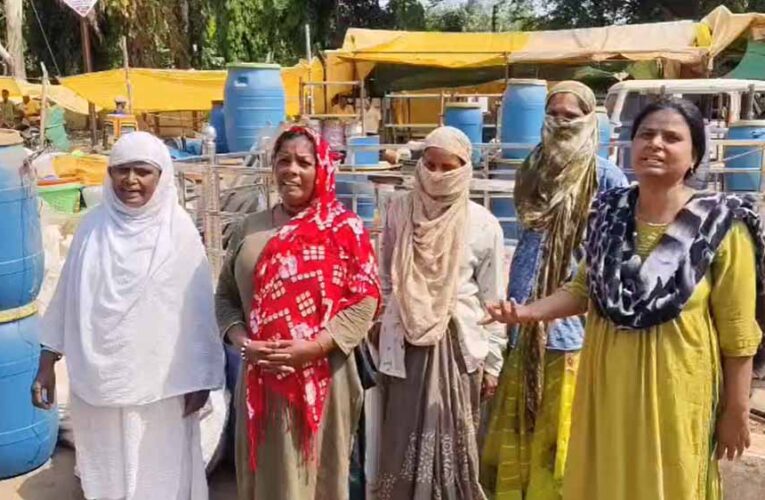अवैध निर्माण पर चला बुलडोजर, 7 दुकानें ढहाईं; कार्रवाई के दौरान बुलडोजर के आगे लेटी महिला