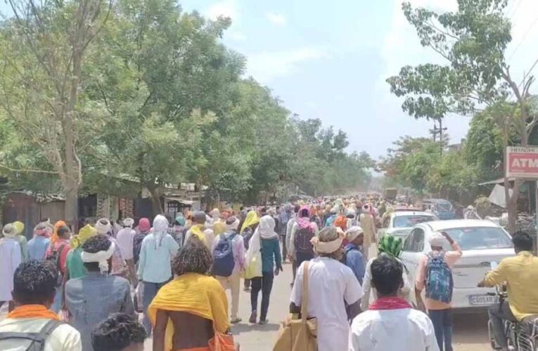 स्वास्थ्य, सड़क और बिजली की मांग को लेकर कलेक्ट्रेट पहुंचे 52 गांवों के आदिवासी और कांग्रेसी