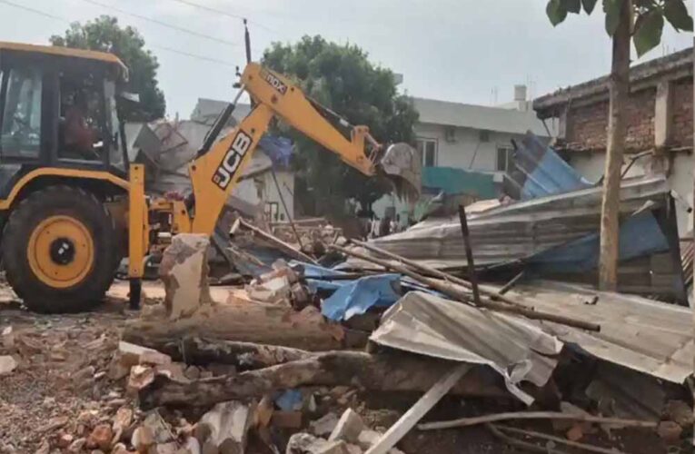 हाईकोर्ट के आदेश के बाद अवैध मदरसे पर चला बुलडोजर, नगर निगम की कार्रवाई से हड़कंप