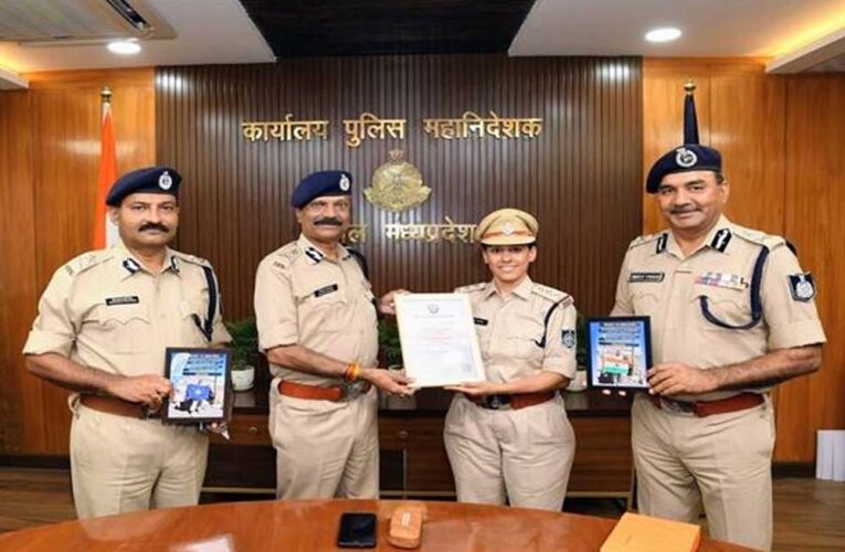 डीजीपी  कैलाश मकवाणा से किलिमंजारो फतह करने वाली निरीक्षक मती दीपिका गौतम ने सौजन्य भेंट की