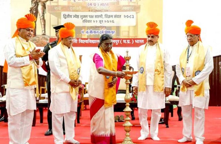 भारतीय संस्कृति, परंपरा और भाषाओं के प्रति सम्मान का भाव विकसित करना विश्वविद्यालयों की महत्वपूर्ण जिम्मेदारी : राष्ट्रपति मुर्मु