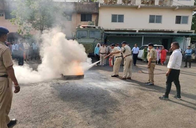 पुलिस मुख्यालय में सुरक्षाकर्मियों को दिया फायर सेफ्टी का प्रशिक्षण