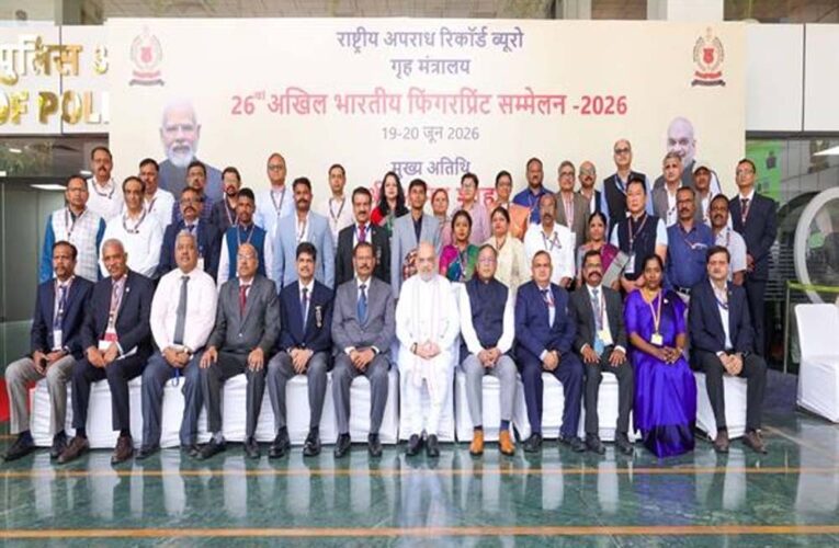 डीजीपी  कैलाश मकवाणा से राष्ट्रीय स्तर पर सम्मानित फिंगरप्रिंट विशेषज्ञ निरीक्षक योगेन्द्र साहू ने की सौजन्य भेंट