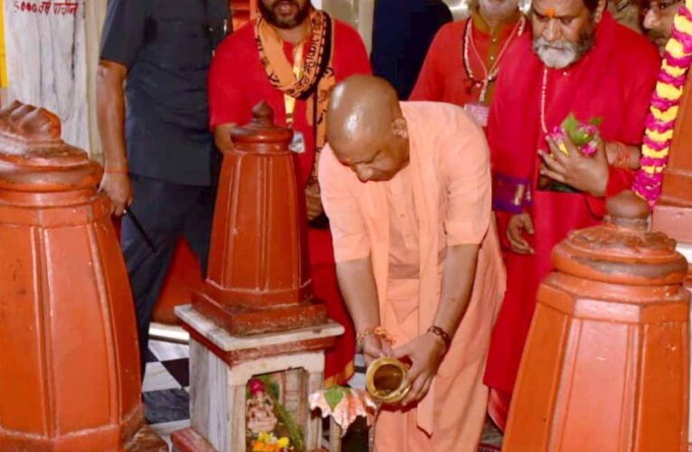 दतिया के पीतांबरा पीठ पहुंचे CM योगी और डिप्टी CM मौर्य, विधि-विधान से की पूजा-अर्चना