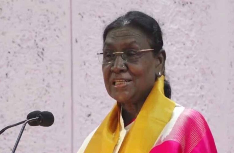 राष्ट्रपति द्रौपदी मुर्मु ने रानी दुर्गावती विश्वविद्यालय के 36वें दीक्षांत समारोह में बांटे गोल्ड मेडल