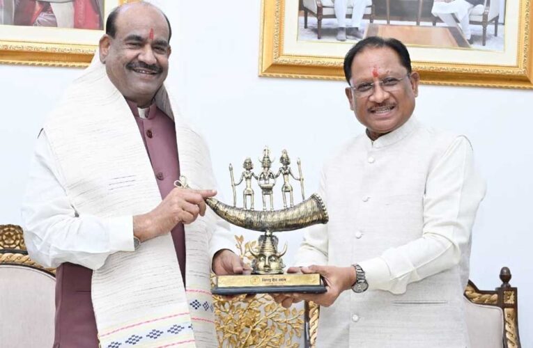 लोकसभा अध्यक्ष  ओम बिरला ने मुख्यमंत्री  विष्णु देव साय से की सौजन्य भेंट