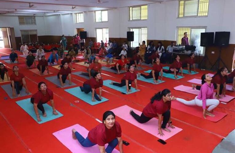 अंतर्राष्ट्रीय योग दिवस पर पुलिस परिवार ने किया सामूहिक योगाभ्यास