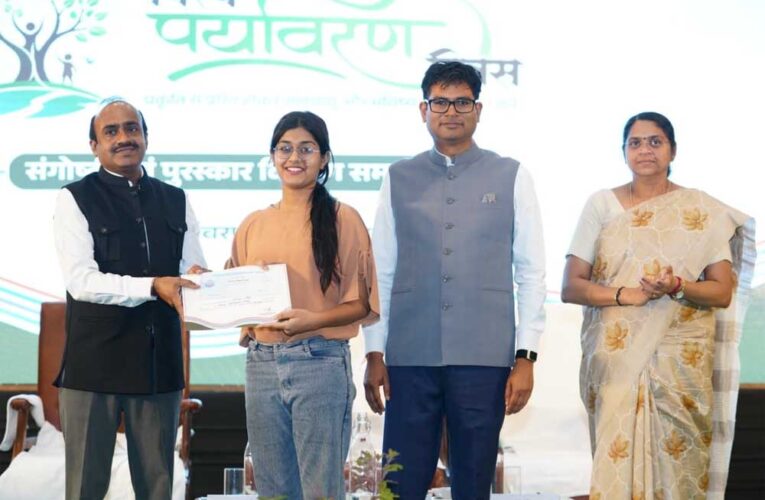 विश्व पर्यावरण दिवस पर आयोजित चित्रकला प्रतियोगिता के विजेताओं को मंत्री  ओ.पी. चौधरी ने किया सम्मानित