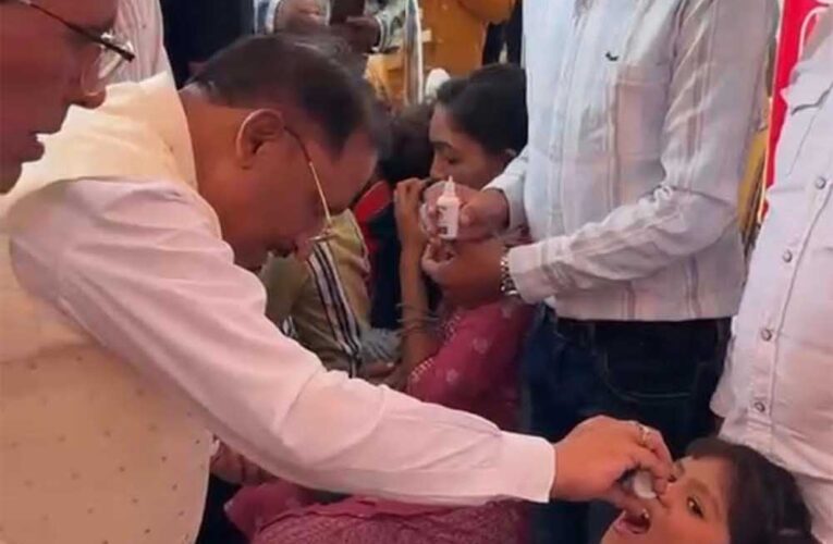 द्रनाहू कुर्मी-क्षत्रिय समाज के केंद्रीय अधिवेशन में मुख्यमंत्री ने बच्चों को कराया स्वर्णप्राशन