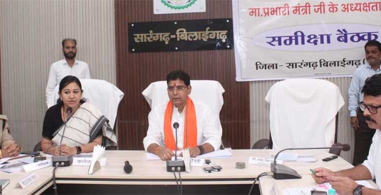 अधिकारी-कर्मचारी जिम्मेदारी से काम करें, हर जरूरतमंद तक पहुँचे सरकारी योजनाएँ’ – मंत्री  टंक राम वर्मा