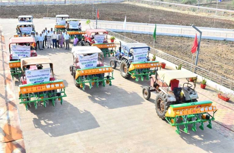 सफलता की नई इबारतः आधुनिक मशीनों से सँवर रही धमतरी की खेती