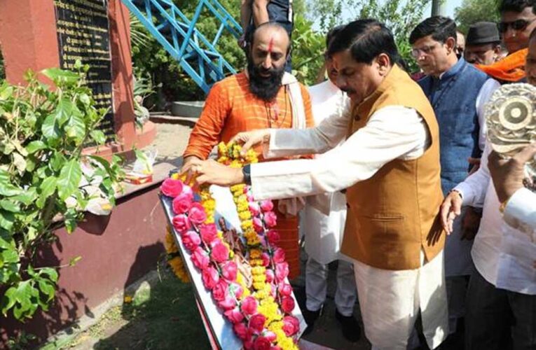 मुख्यमंत्री ने वीरांगना रानी लक्ष्मीबाई के बलिदान दिवस पर इंदौर में किया माल्यार्पण