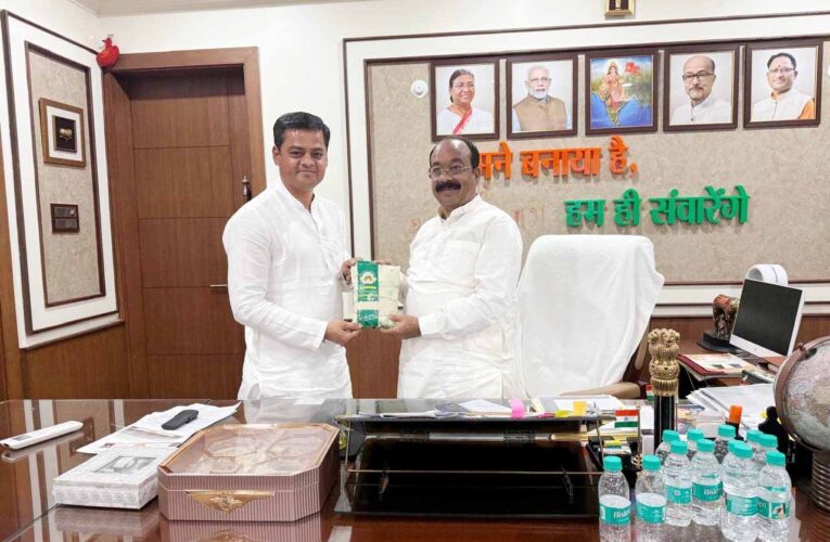 महिला सशक्तिकरण की मिसाल: उप मुख्यमंत्री अरुण साव को भेंट किया गया महिला समूहों का विशेष चावल