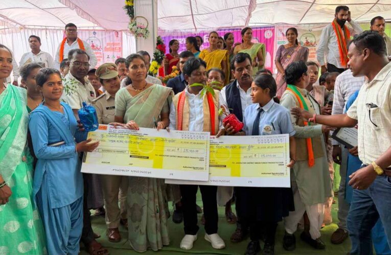 तेंदूपत्ता संग्राहक परिवारों की बेटियों ने रचा इतिहास, रुद्राणी-डालेश्वरी ने बढ़ाया बस्तर का मान