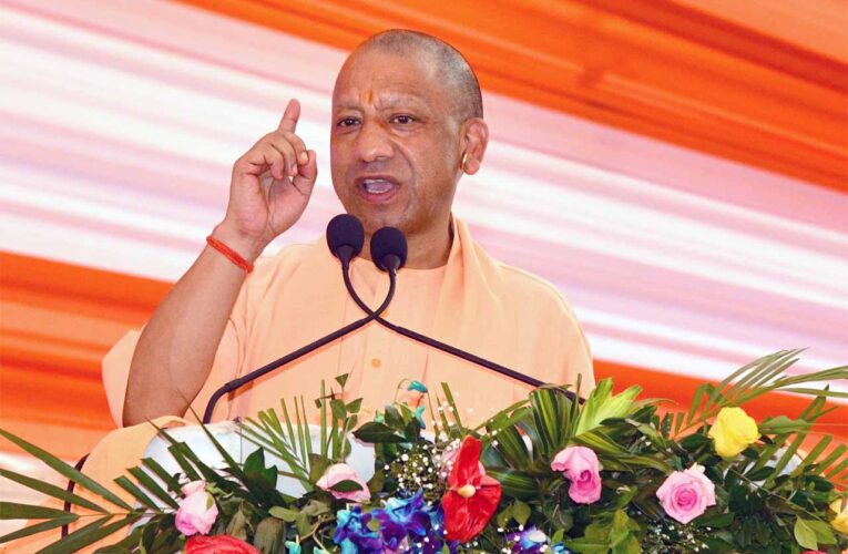 सीएम के हाथों चाबी, प्रमाण पत्र व चेक पाकर खिल उठे चेहरे
