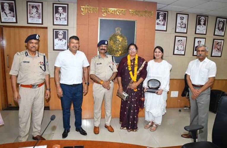 पुलिस मुख्यालय परिवार द्वारा 11 सेवानिवृत्‍त कर्मचारियों को दी गई भावभीनी विदाई